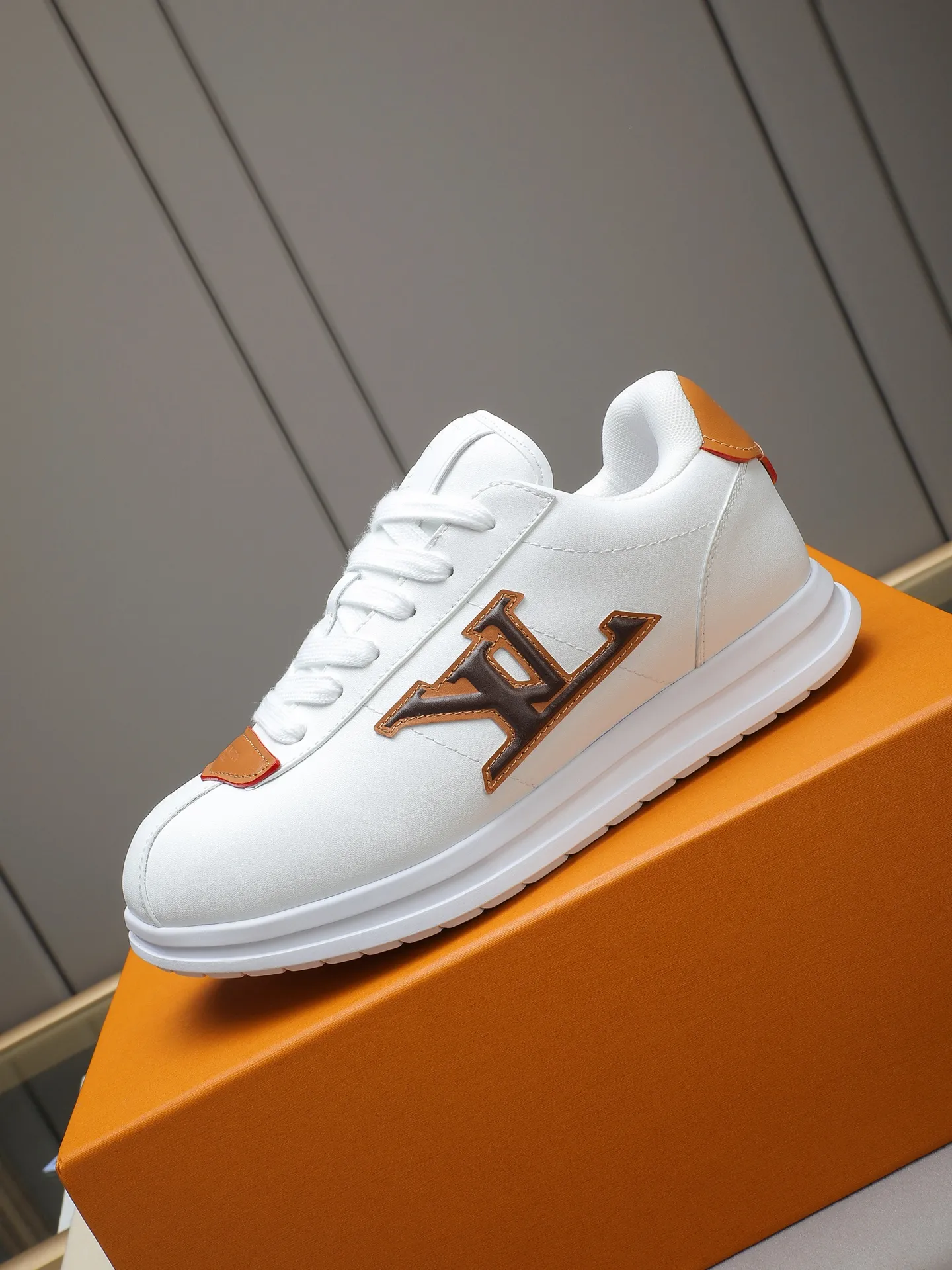 PP560 LV Louis Vuitton L Jialu Brand Runner Tatic Series Thick-soled Casual Sports Shoes Running Shoes Original purchase, development and production This LV Runner Tatic sports shoe combines technical materials such as mesh fabric and ribbons to interpret the inspiration of traditional mountaineering shoes. LV letters are written on one side, the lariat buckle of the quick lacing system is embellished with Monogram flowers and Louis Vuitton logos, and the light and wear-resistant rubber outsole completes the whole. ▪️Fabric: Original imported cowhide + mesh ▪️Inner lining: Original customized breathable mesh ▪️Sole: Original open-molded anti-slip rubber combination material ▪️Size: Men's 38-44 (customized for 45 and 46)